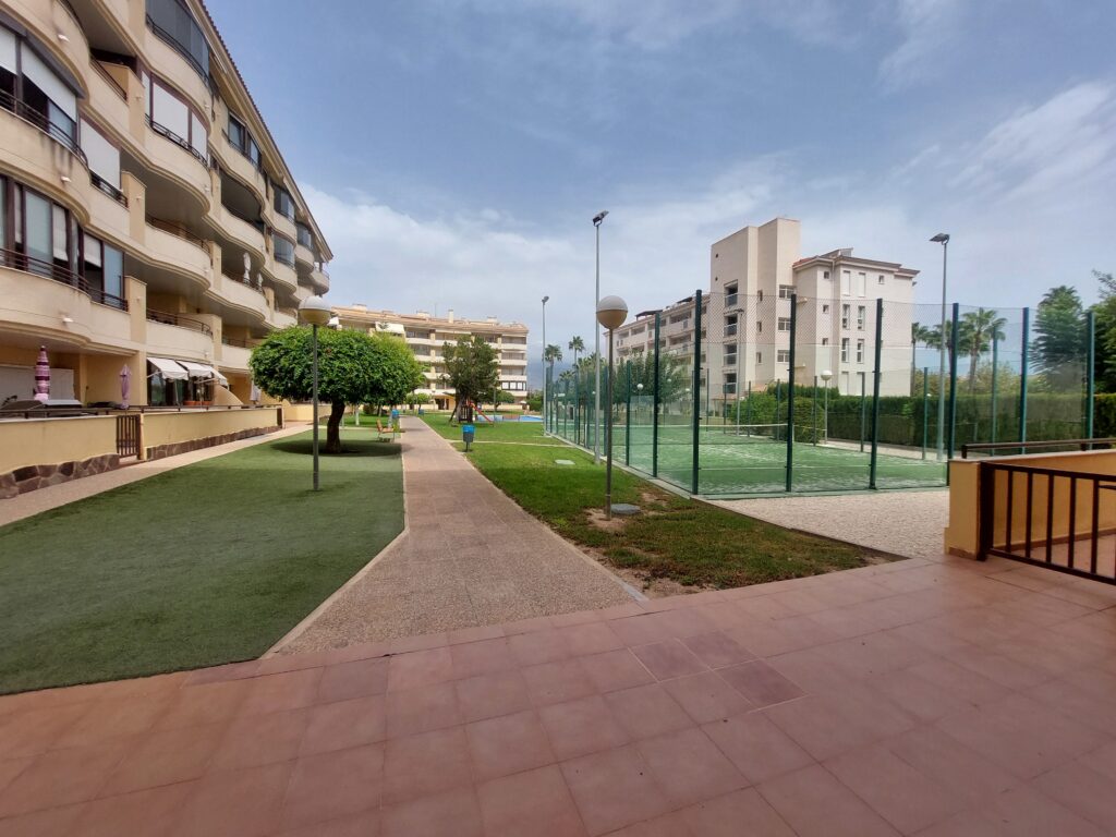 Foto van de binnentuin van Estrella met zwembaden en padelbaan.